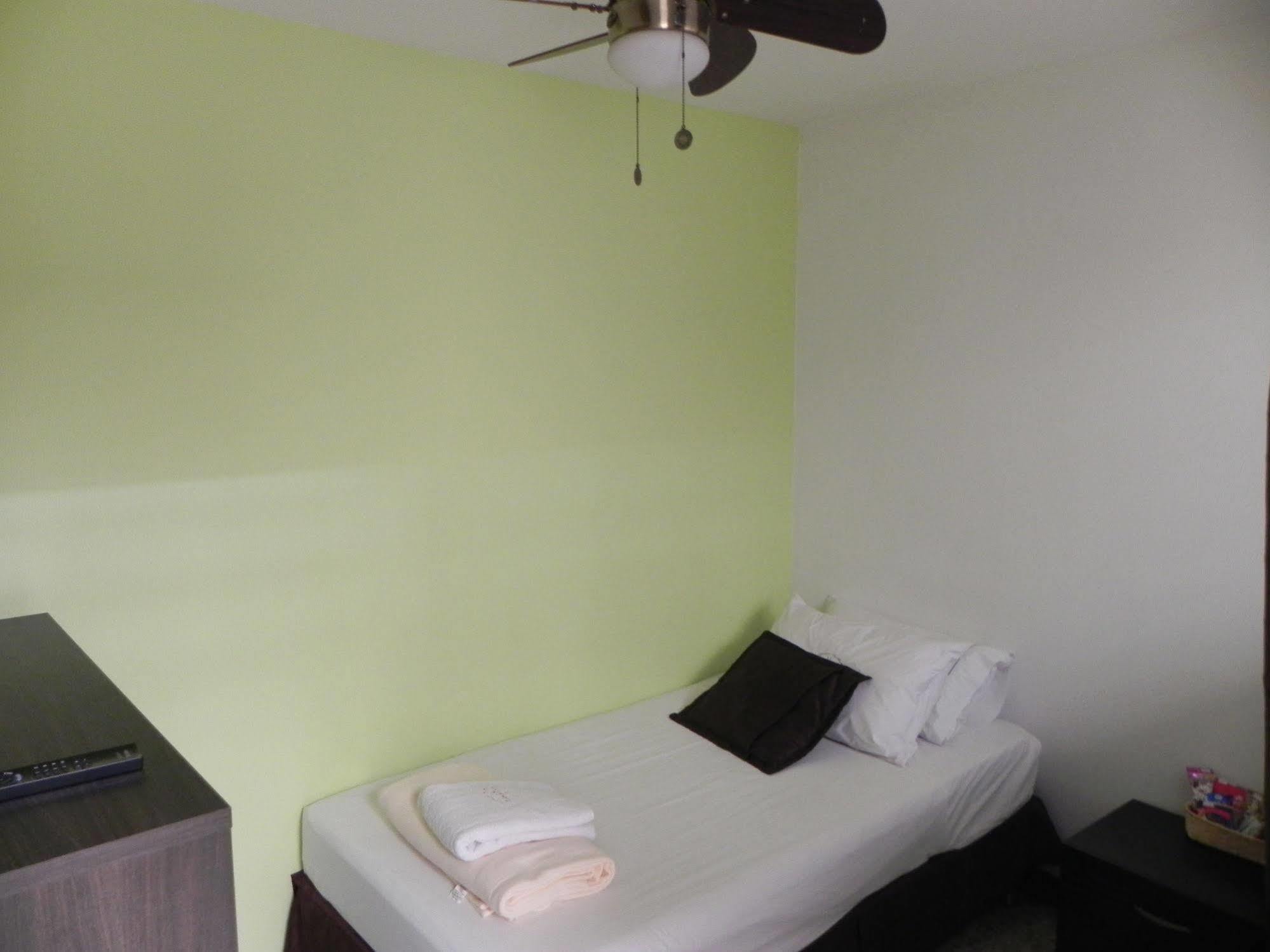Hostal Tamarindo Inn Medellín Esterno foto
