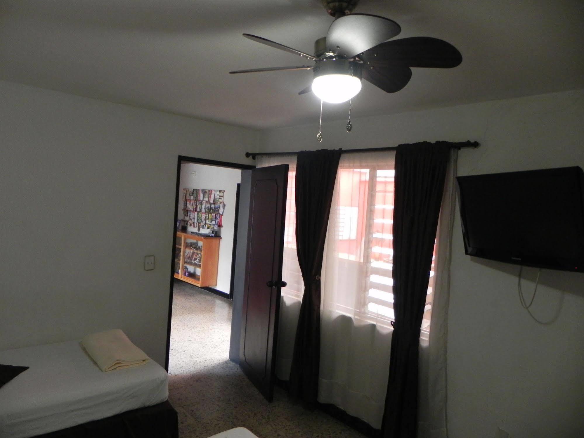 Hostal Tamarindo Inn Medellín Esterno foto