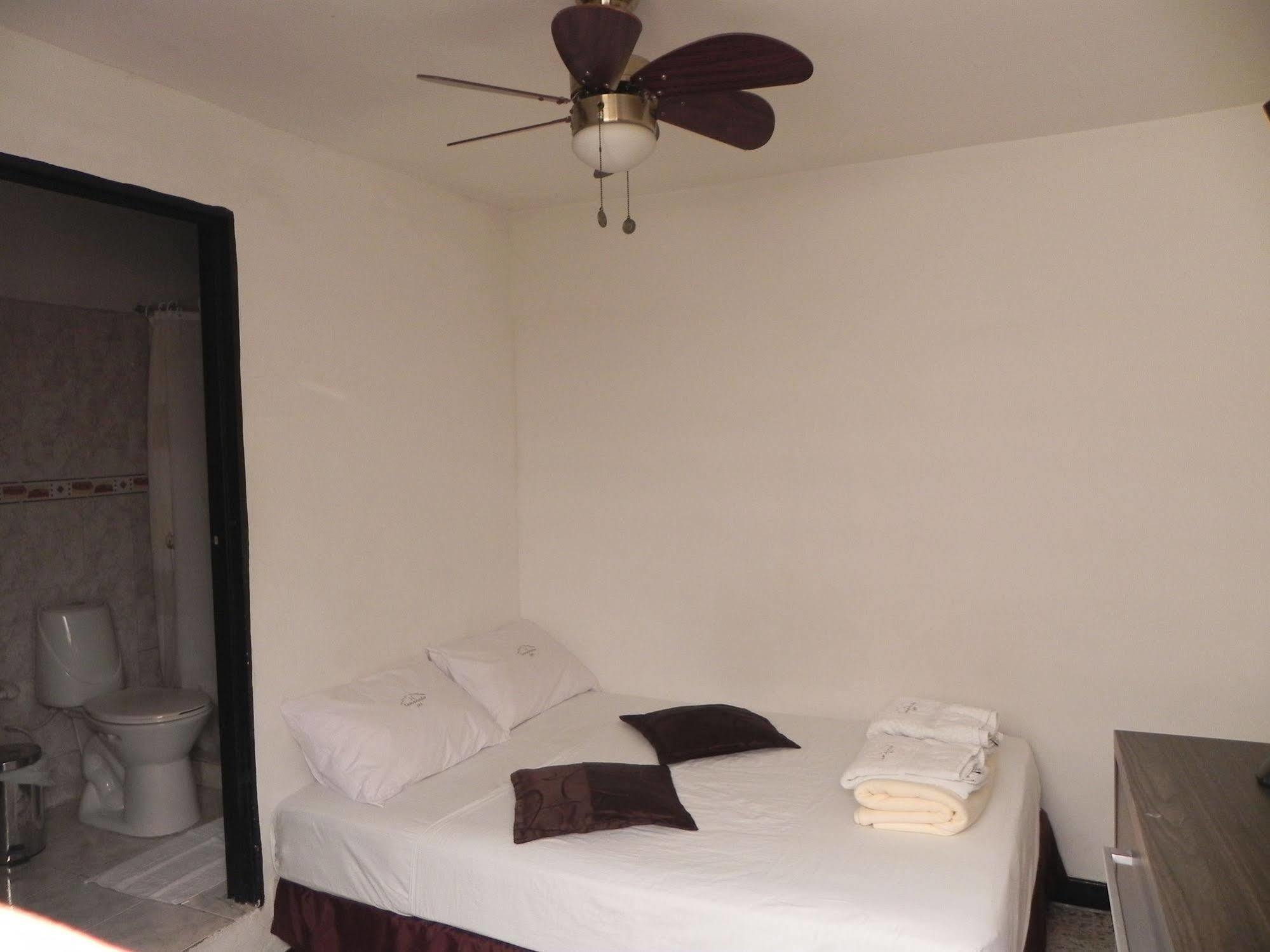 Hostal Tamarindo Inn Medellín Esterno foto